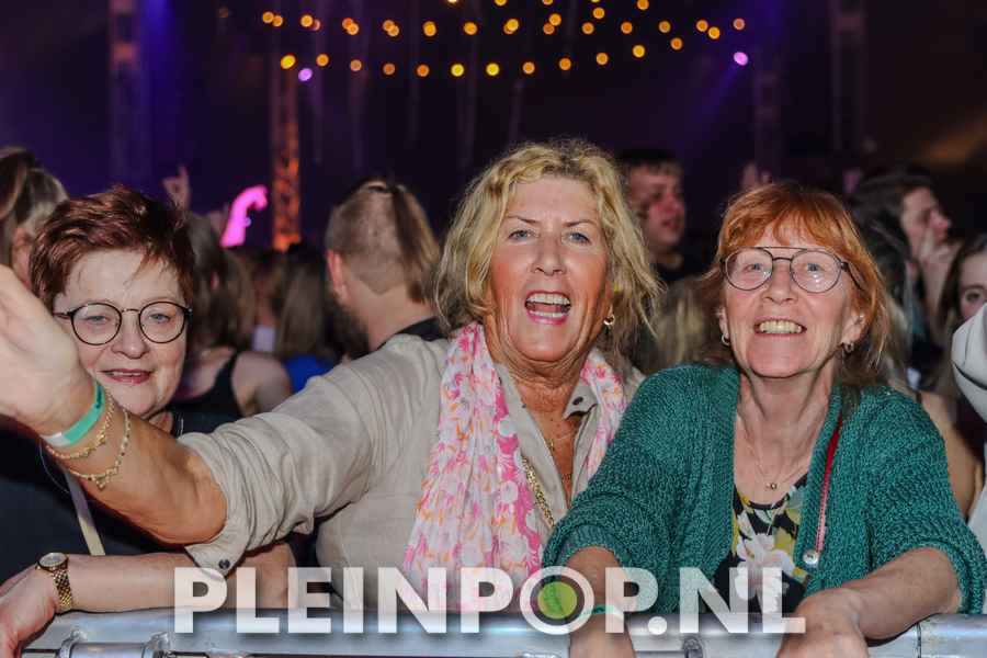 Publiek    Bezoekers (166)